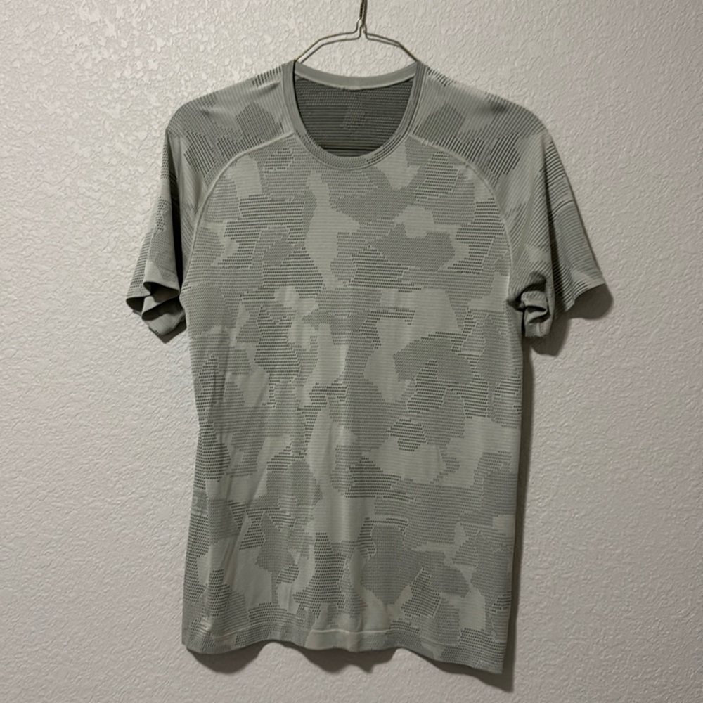 Lululemon Metal Vent Tech - Size L